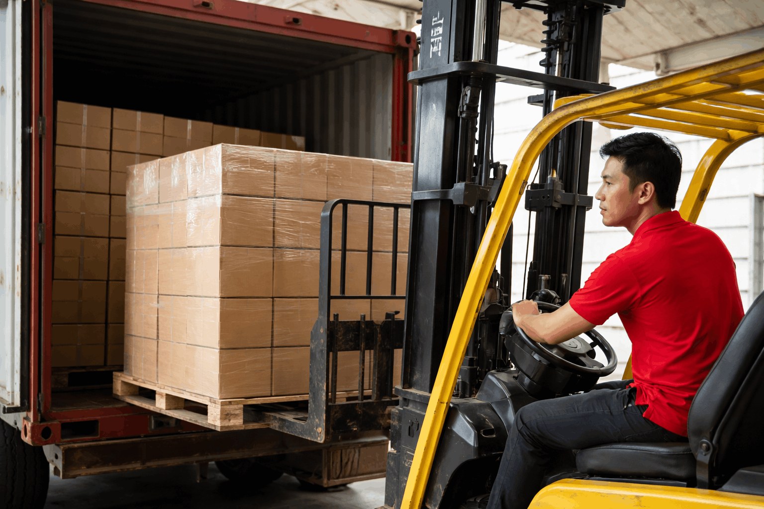 Bốc xếp container bằng xe nâng tại kho hàng chuyên nghiệp
