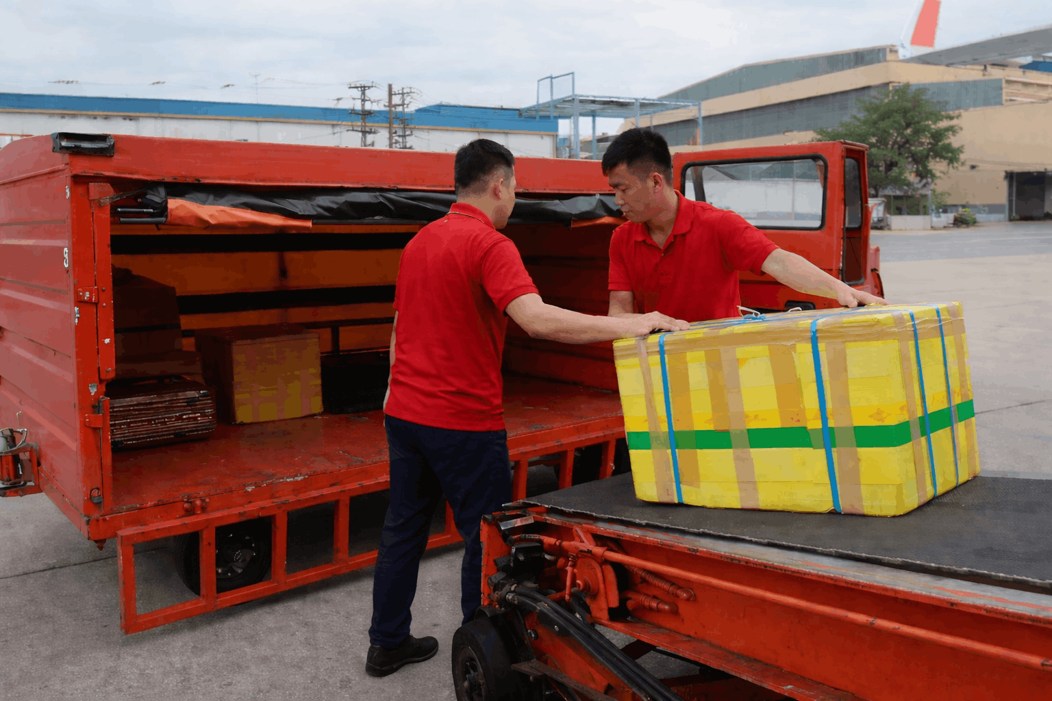 Nhân viên bốc xếp Hà Nam của MCX Move đang vận chuyển hàng hóa lên xe tải chuyên dụng