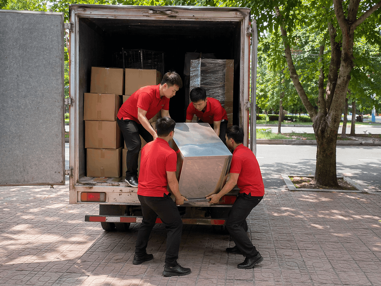 Bốc xếp Hưng Yên nhân viên MCX Move vận chuyển thiết bị từ xe tải