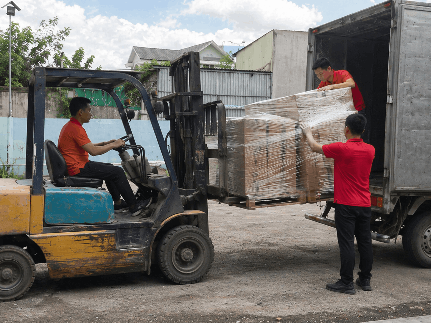 Bốc xếp Nam Định MCX Move sử dụng xe nâng di chuyển pallet hàng vào xe tải