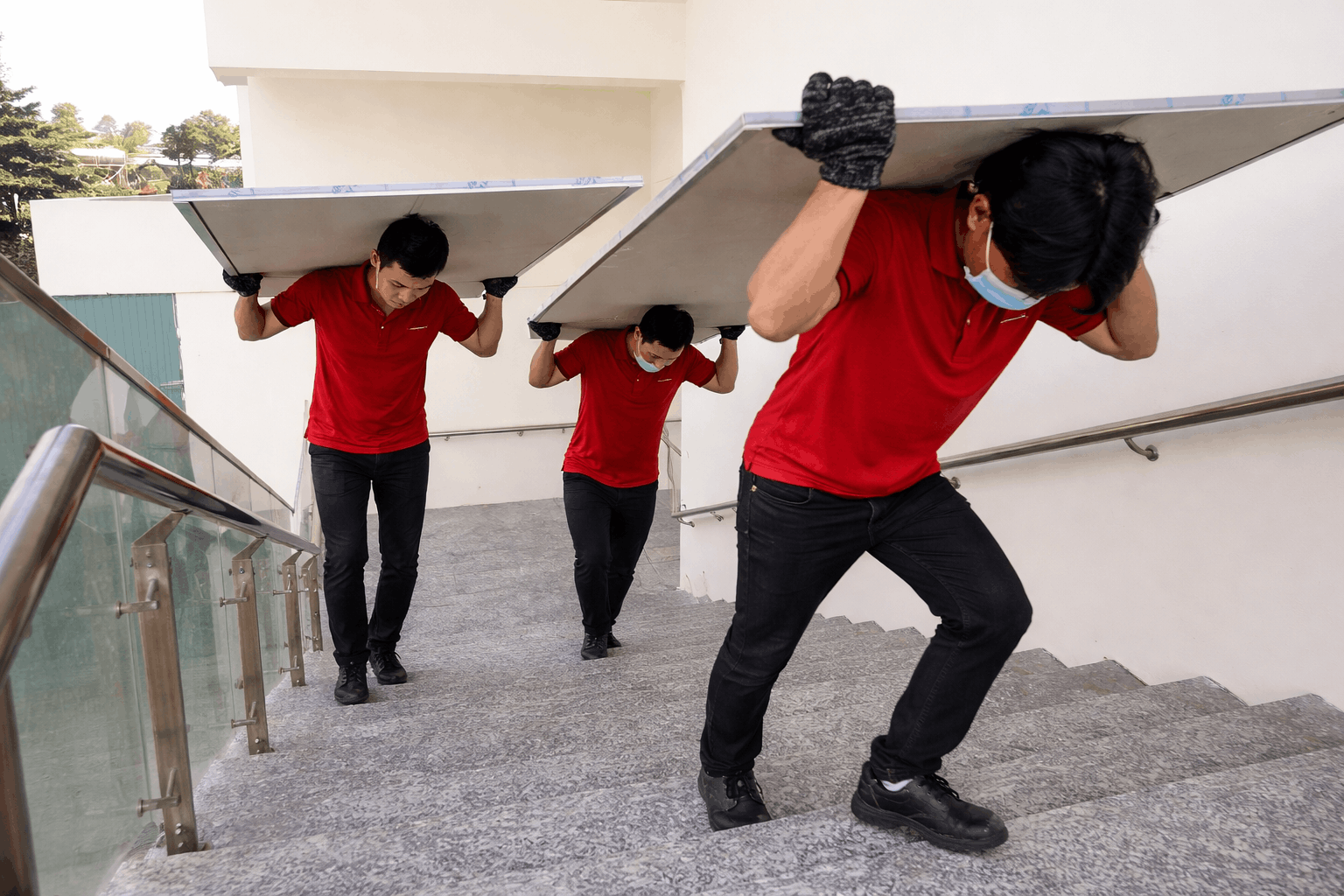 Dịch vụ bốc xếp Quảng Ngãi MCX Move vận chuyển hàng hóa lên cầu thang an toàn, chuyên nghiệp