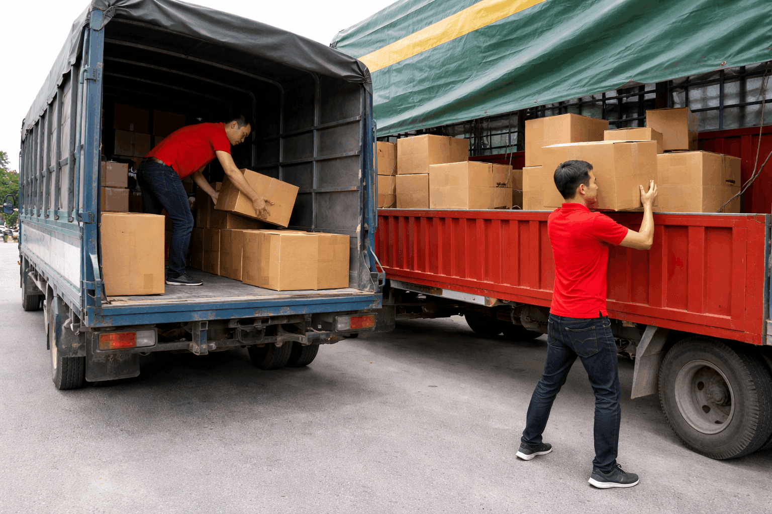 Nhân công bốc xếp Thái Bình của MCX Move đang rinh vác thùng hàng từ xe tải chuyên nghiệp