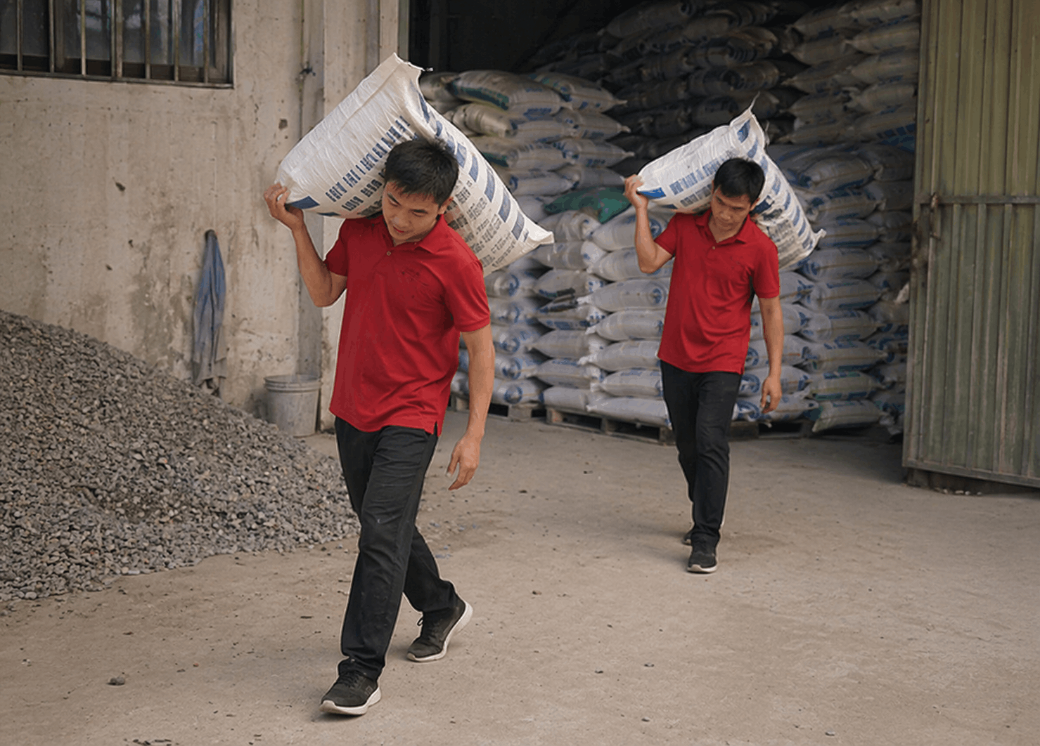 Bốc xếp Vĩnh Phúc nhân viên MCX Move vận chuyển bao hàng trong kho